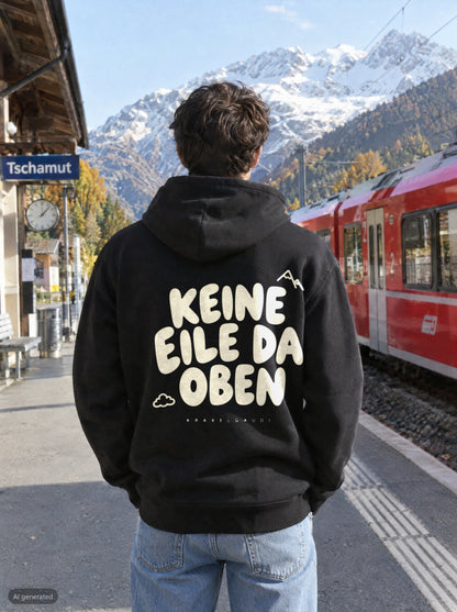 Keine Eile da oben Hoodie mit Rückendruck, unterwegs in den Bergen