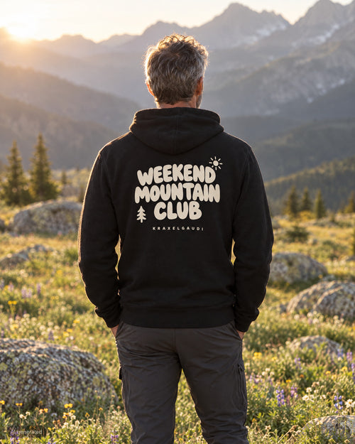 Weekend Mountain Club Hoodie, getragen unterwegs, Rückendruck, KI-generiert