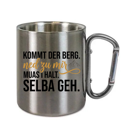 Karabinertasse Kommt der Berg ned zu mir aus Edelstahl mit Karabinergriff vor weißem Hintergrund