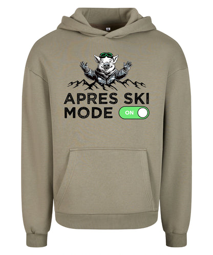 Après Ski Mode Hoodie in Pale Olive – Vorderansicht mit dem Motiv Après Ski Mode.