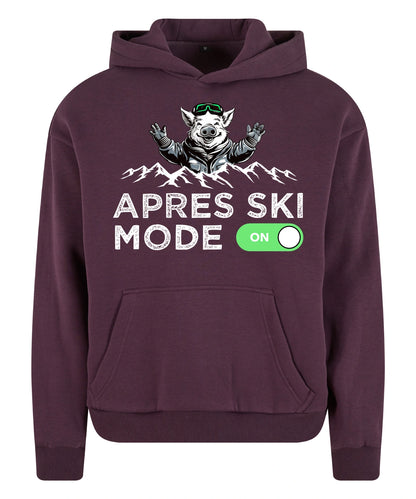 Après Ski Mode Hoodie in Plum Purple – Vorderansicht mit dem Motiv Après Ski Mode.