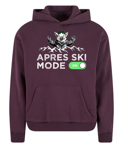 Après Ski Mode Hoodie in Plum Purple – Vorderansicht mit dem Motiv Après Ski Mode.