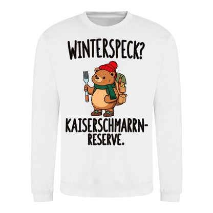 Kaiserschmarrn-Reserve Sweater in Arctic White – Vorderansicht mit Kaiserbär-Weihnachtsmotiv