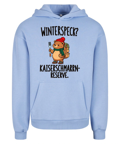 Kaiserschmarrn-Reserve Hoodie in Powder Blue – Vorderansicht mit Kaiserbär-Weihnachtsmotiv