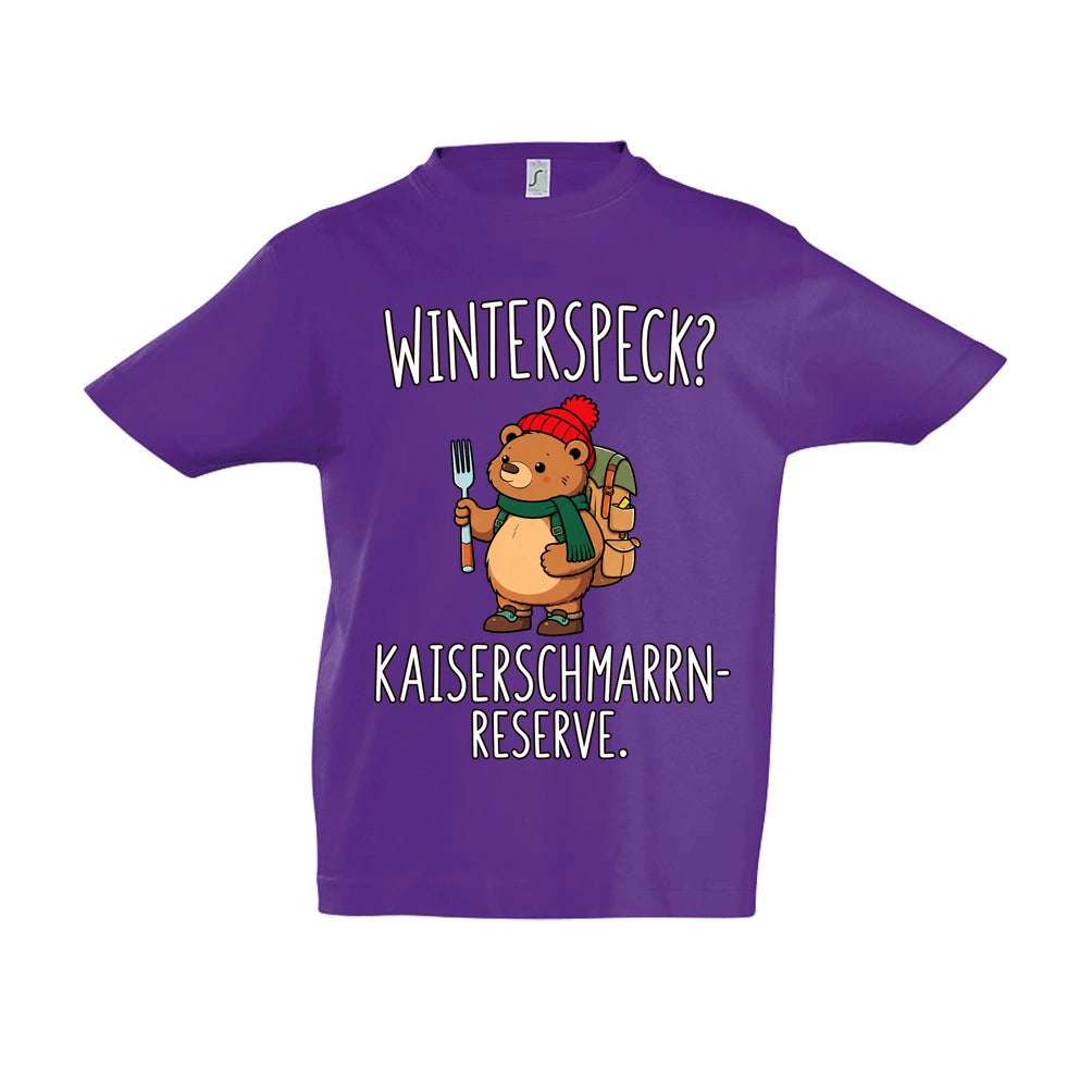 Kaiserschmarrn-Reserve Kinder T-Shirt in Dark Purple – Vorderansicht, Motiv mittig zwischen den Ärmelansätzen