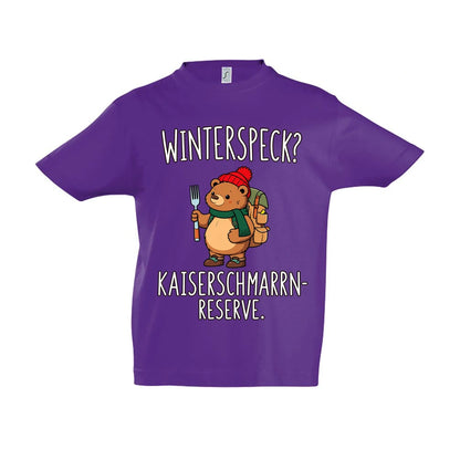 Kaiserschmarrn-Reserve Kinder T-Shirt in Dark Purple – Vorderansicht, Motiv mittig zwischen den Ärmelansätzen