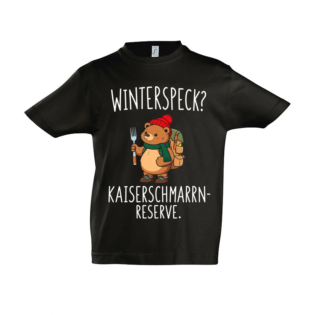 Kaiserschmarrn-Reserve Kinder T-Shirt in Deep Black – Vorderansicht, Motiv mittig zwischen den Ärmelansätzen