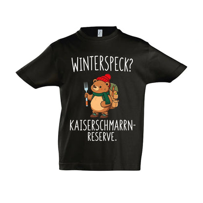 Kaiserschmarrn-Reserve Kinder T-Shirt in Deep Black – Vorderansicht, Motiv mittig zwischen den Ärmelansätzen