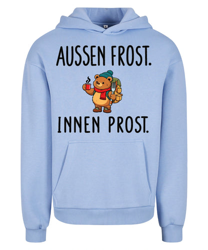 Außen Frost. Innen Prost. Hoodie in Powder Blue – Vorderansicht mit Kaiserbär-Weihnachtsmotiv