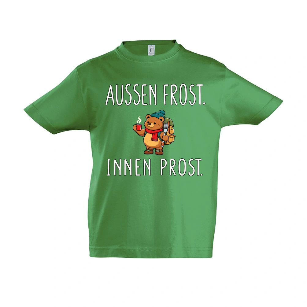 Außen Frost. Innen Prost. Kinder T-Shirt in Kelly Green – Vorderansicht, Motiv mittig zwischen den Ärmelansätzen