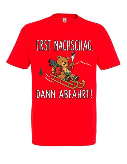 Erst Nachschlag T-Shirt Unisex in Red – Vorderansicht mit mittlerer Brustplatzierung des Kaiserbär-Motivs