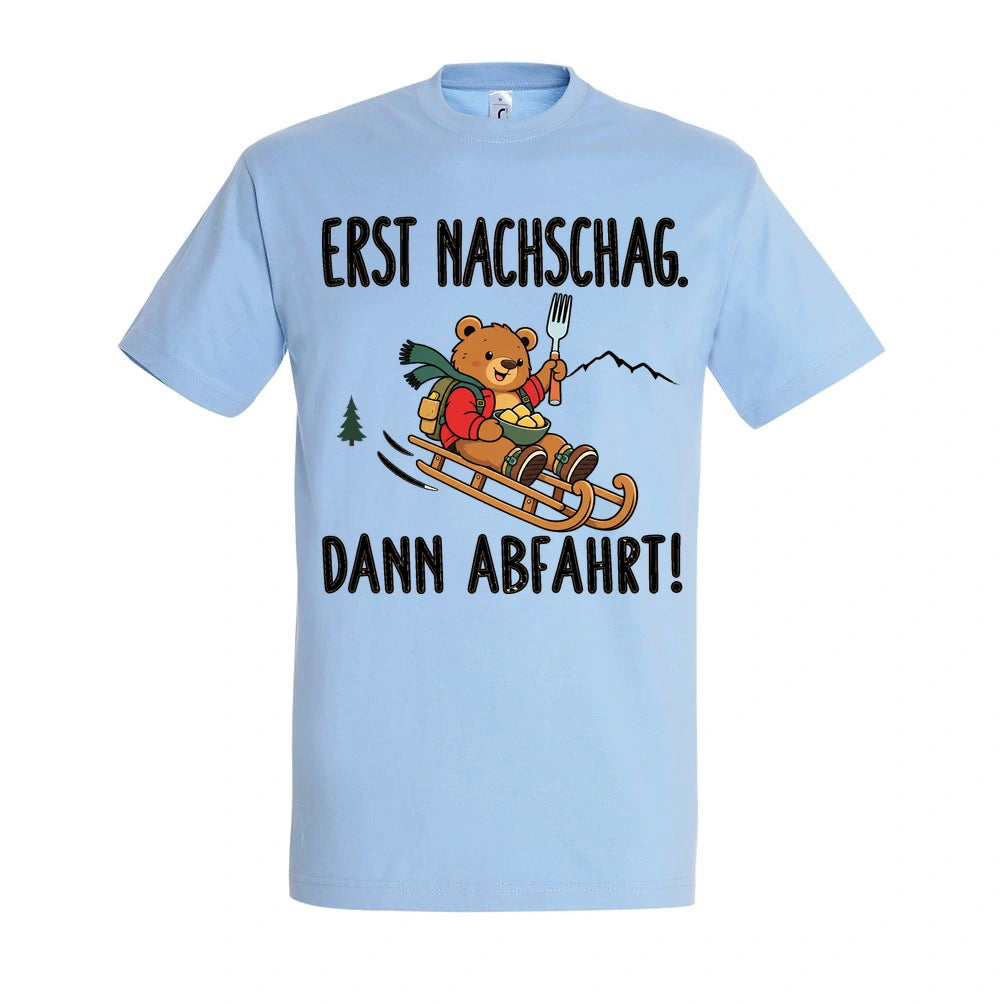 Erst Nachschlag T-Shirt Unisex in Sky Blue – Vorderansicht mit mittlerer Brustplatzierung des Kaiserbär-Motivs