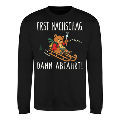 Erst Nachschlag Sweater in Deep Black – Vorderansicht mit Kaiserbär-Weihnachtsmotiv