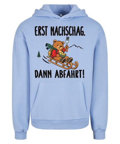 Erst Nachschlag Hoodie in Powder Blue – Vorderansicht mit Kaiserbär-Weihnachtsmotiv