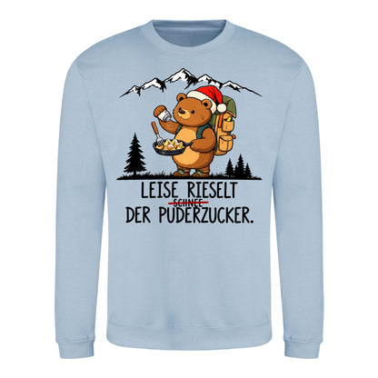 Puderzucker Sweater in Sky Blue – Vorderansicht mit Kaiserbär-Weihnachtsmotiv