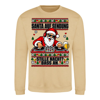 Santa auf Sendung – Christmas Sweater Unisex in Desert Sand – Vorderansicht, großer Frontdruck