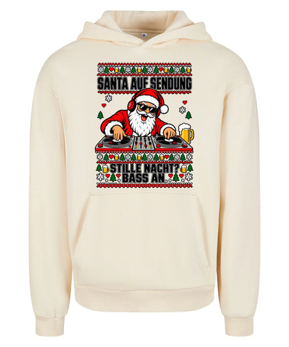 Santa auf Sendung – Christmas Hoodie Unisex in White Sand – Vorderansicht, großer Frontdruck