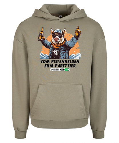 Pistenheld Hoodie in Pale Olive – Vorderansicht mit dem Motiv Pistenheld.