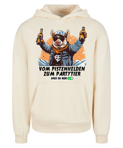 Pistenheld Hoodie in White Sand – Vorderansicht mit dem Motiv Pistenheld.