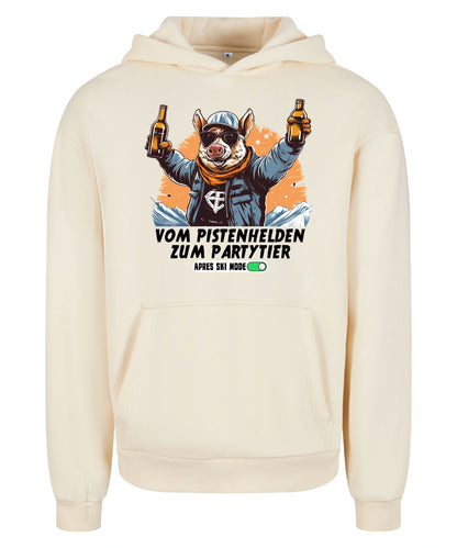 Pistenheld Hoodie in White Sand – Vorderansicht mit dem Motiv Pistenheld.