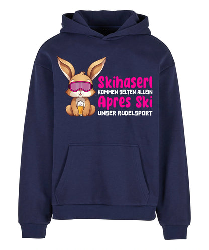 Skihaserl Rudelsport Hoodie in Navy – Vorderansicht mit dem Motiv Skihaserl Rudelsport.