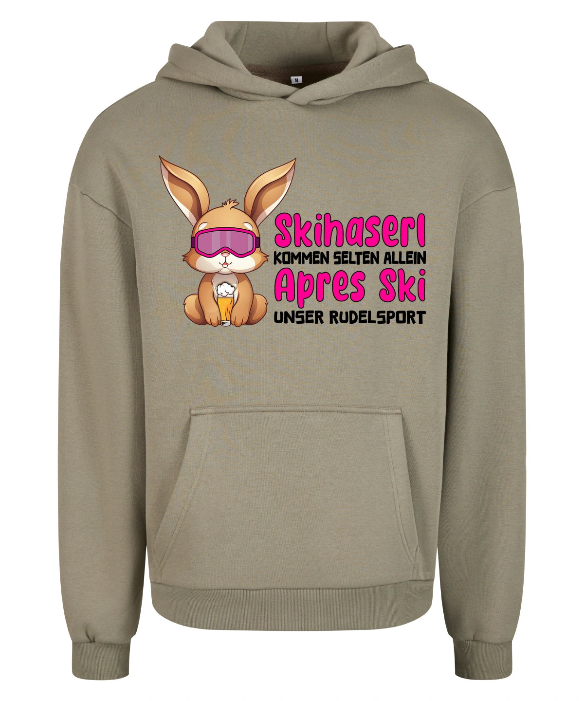 Skihaserl Rudelsport Hoodie in Pale Olive – Vorderansicht mit dem Motiv Skihaserl Rudelsport.