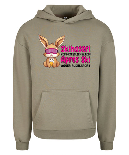 Skihaserl Rudelsport Hoodie in Pale Olive – Vorderansicht mit dem Motiv Skihaserl Rudelsport.