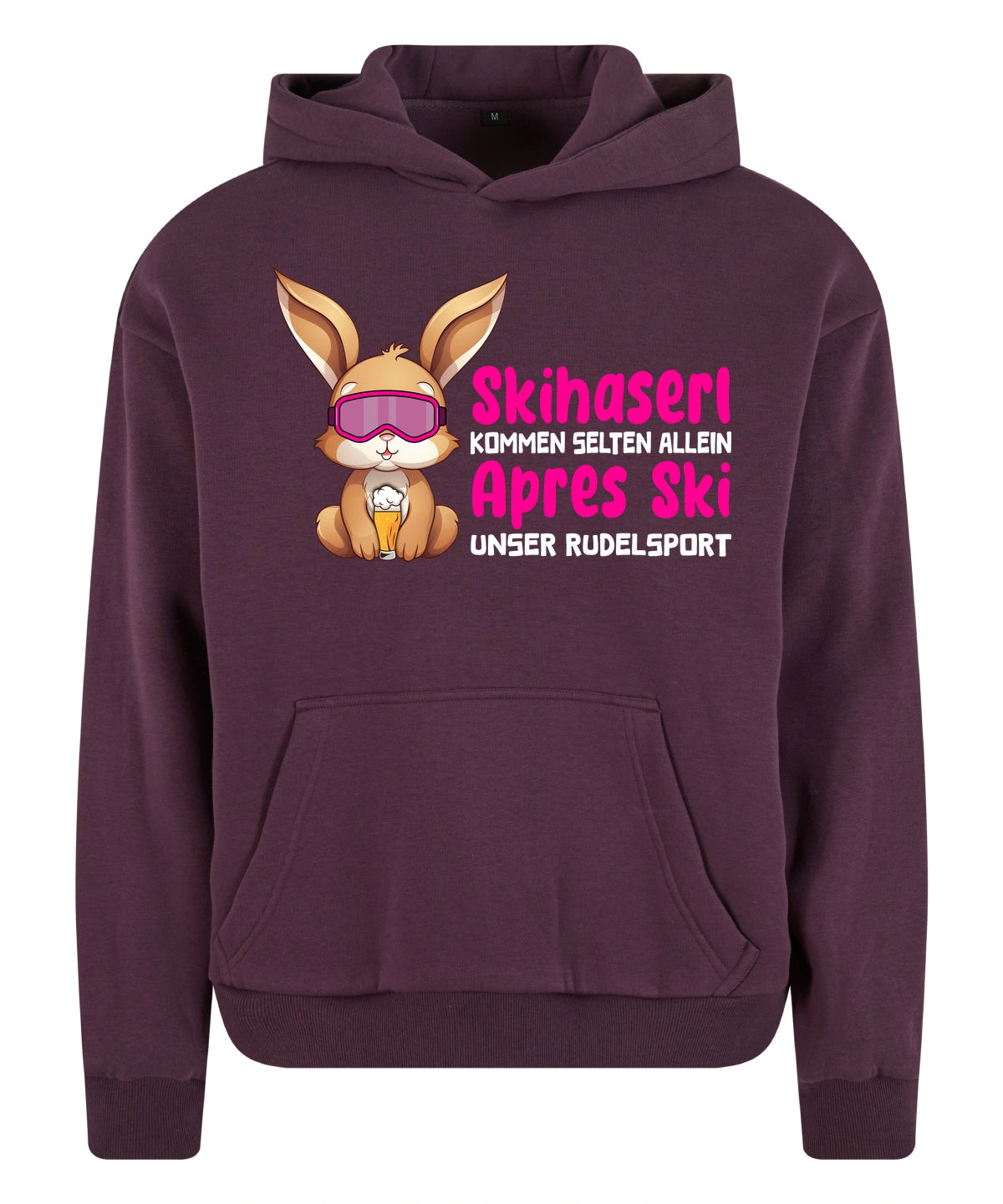 Skihaserl Rudelsport Hoodie in Plum Purple – Vorderansicht mit dem Motiv Skihaserl Rudelsport.