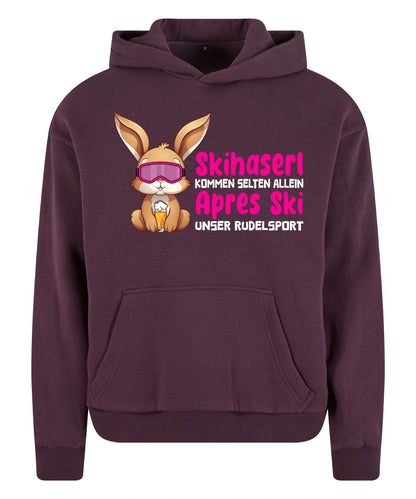 Skihaserl Rudelsport Hoodie in Plum Purple – Vorderansicht mit dem Motiv Skihaserl Rudelsport.