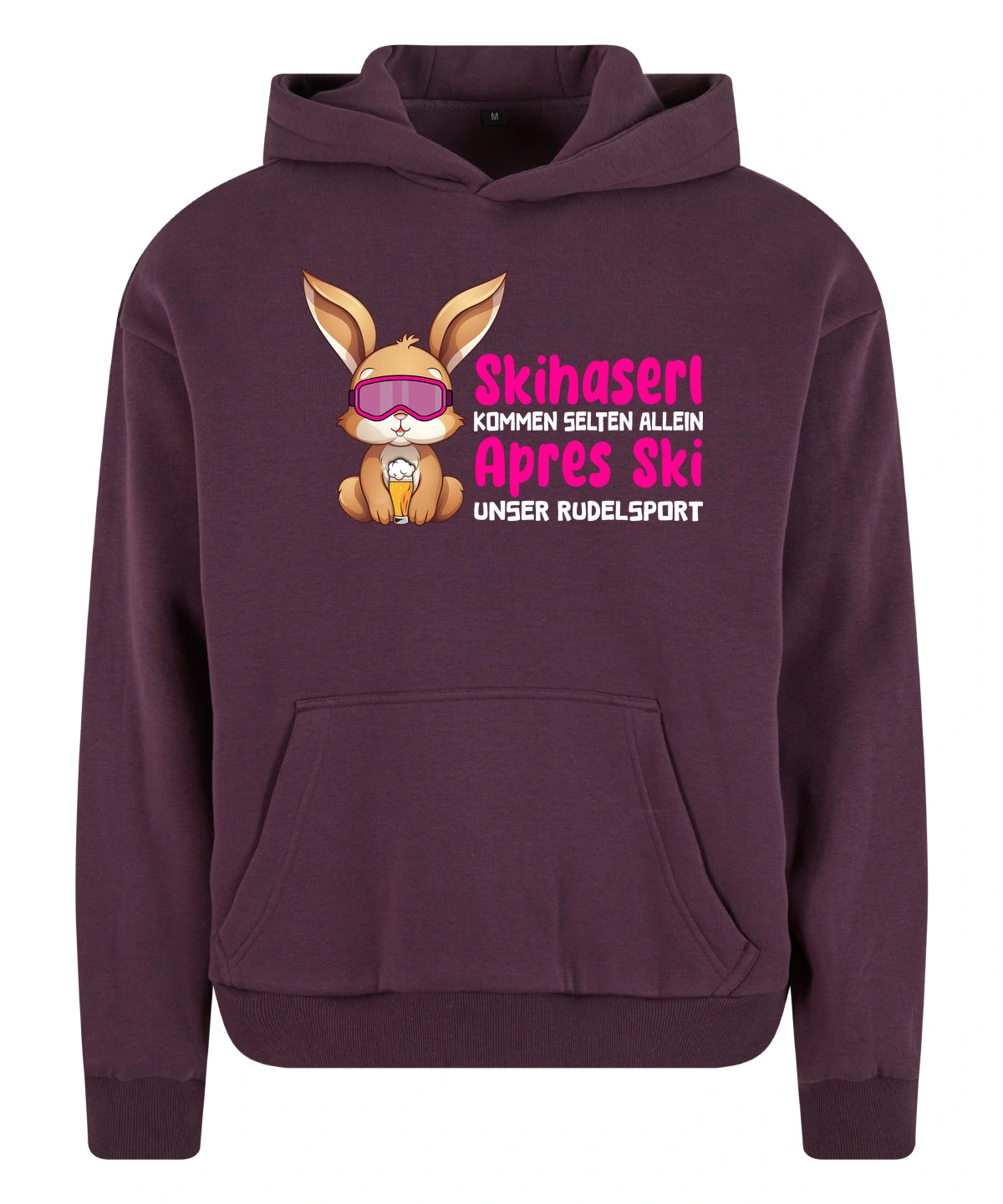 Skihaserl Rudelsport Hoodie in Plum Purple – Vorderansicht mit dem Motiv Skihaserl Rudelsport.
