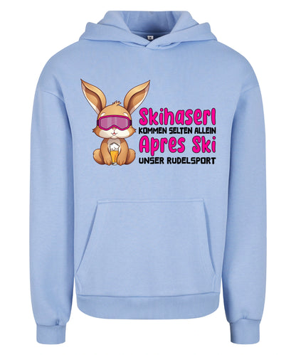 Skihaserl Rudelsport Hoodie in Powder Blue – Vorderansicht mit dem Motiv Skihaserl Rudelsport.