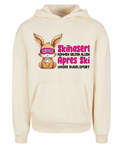 Skihaserl Rudelsport Hoodie in White Sand – Vorderansicht mit dem Motiv Skihaserl Rudelsport.