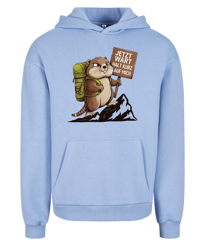 Warte kurz Hoodie in Powder Blue – Vorderansicht mit dem Motiv Warte kurz.