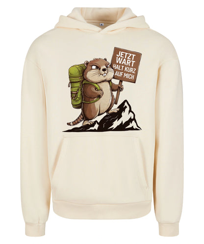Warte kurz Hoodie in White Sand – Vorderansicht mit dem Motiv Warte kurz.