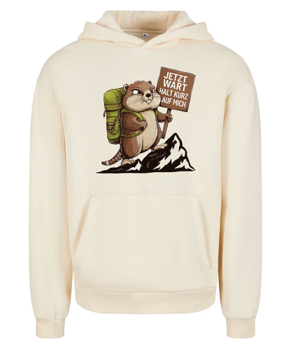 Warte kurz Hoodie in White Sand – Vorderansicht mit dem Motiv Warte kurz.