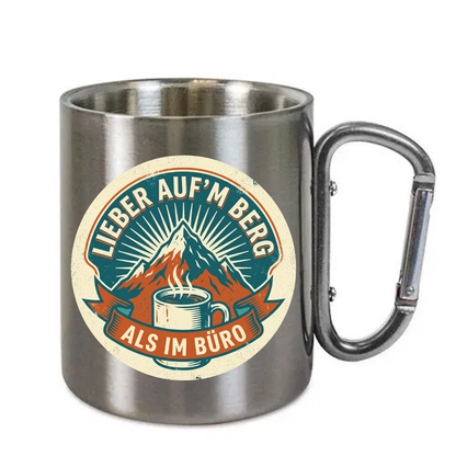 Karabinertasse Lieber aufm Berg aus Edelstahl mit Karabinergriff vor weißem Hintergrund
