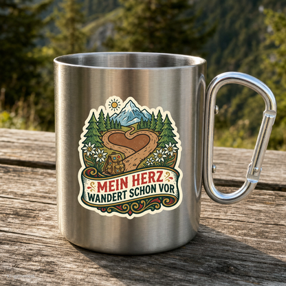 Karabinertasse von Kraxelgaudi mit Spruch Mein Herz wandert schon vor steht auf Holz vor Bergkulisse