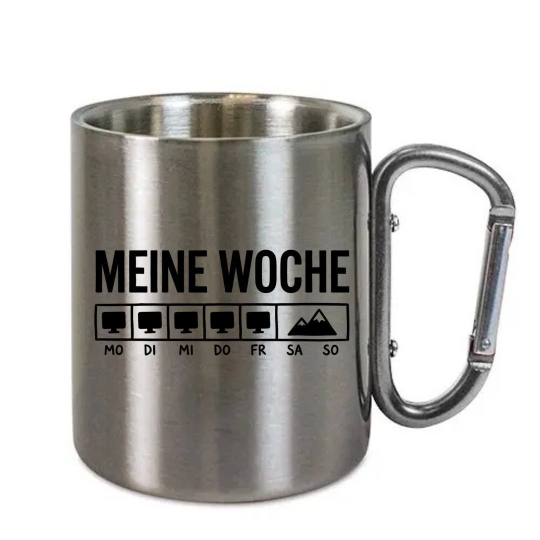 Karabinertasse Meine Woche aus Edelstahl mit Karabinergriff vor weißem Hintergrund