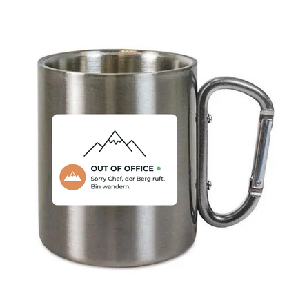 Karabinertasse Out of Office aus Edelstahl mit Karabinergriff vor weißem Hintergrund
