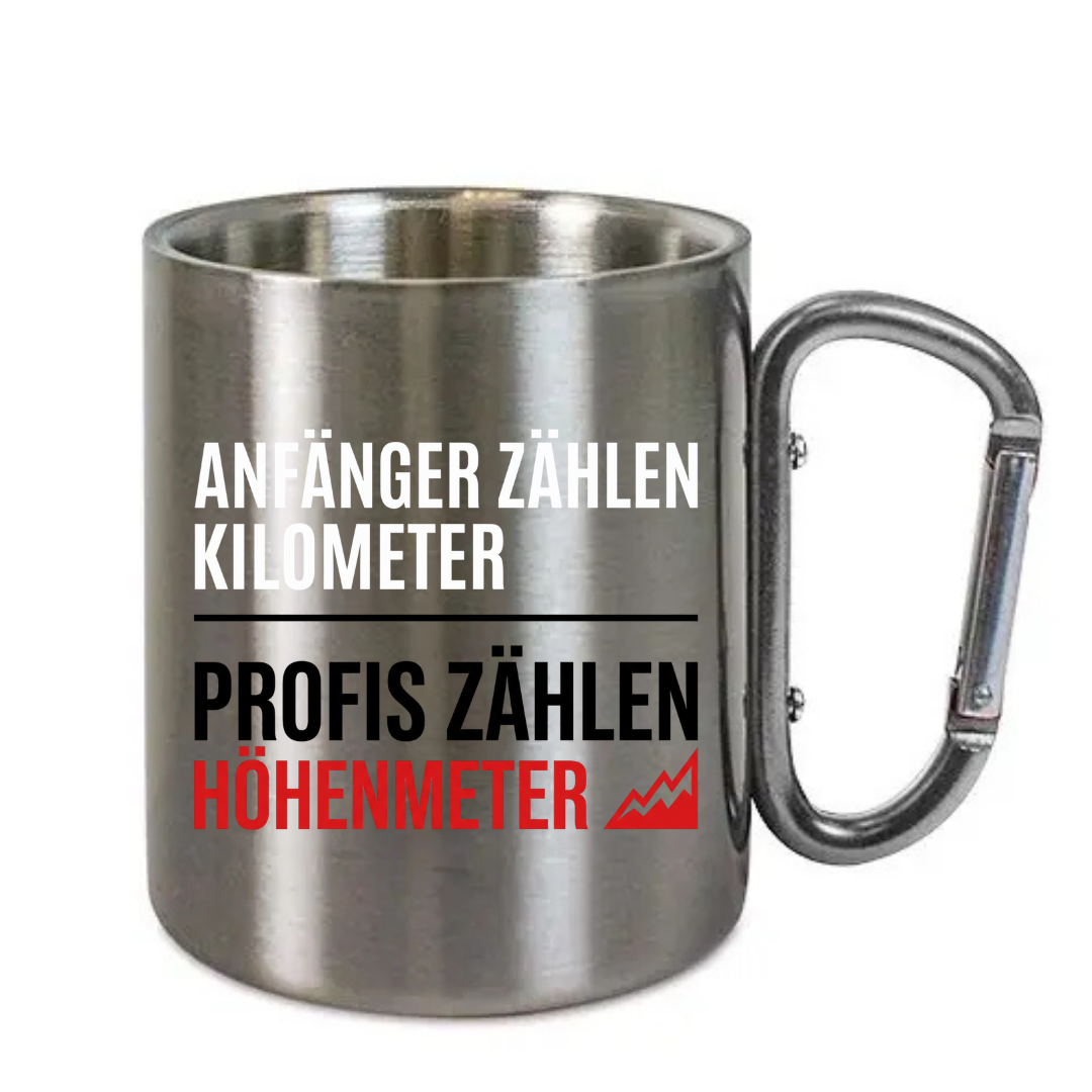 Karabinertasse Profis zählen Höhenmeter aus Edelstahl mit Karabinergriff vor weißem Hintergrund