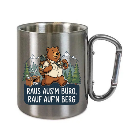 Karabinertasse Raus ausm Büro aus Edelstahl mit Karabinergriff vor weißem Hintergrund