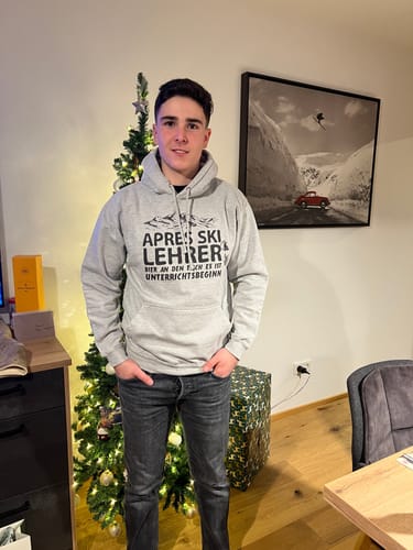 Kunde im Apres-Ski-Lehrer-Hoodie