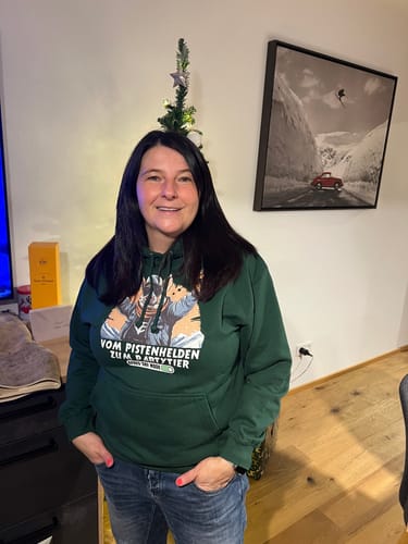 Kundin im grünen Pistenheld-Hoodie