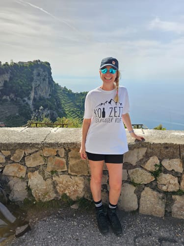 Kundin mit Bergblick im Kraxelgaudi-Shirt