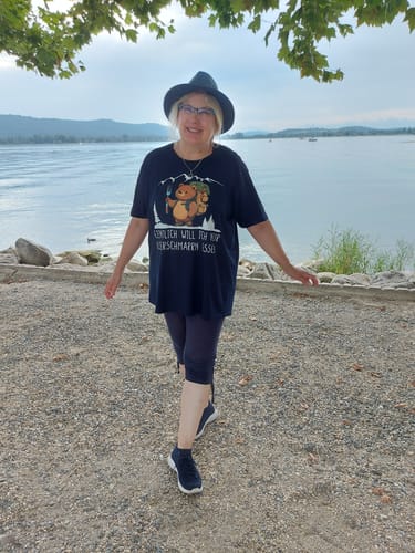 Kind im Kaiserbär T-Shirt am See