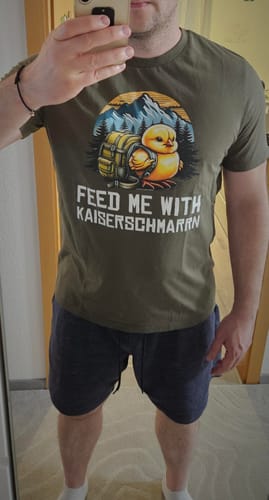 Kunde im olivfarbenen Feed-Me-Shirt