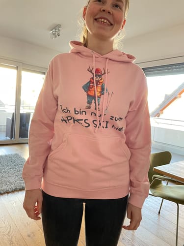 Kundin im rosa Apres-Ski-Hoodie