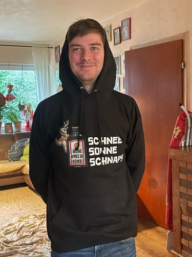 Kunde im dunklen Kraxelgaudi-Hoodie